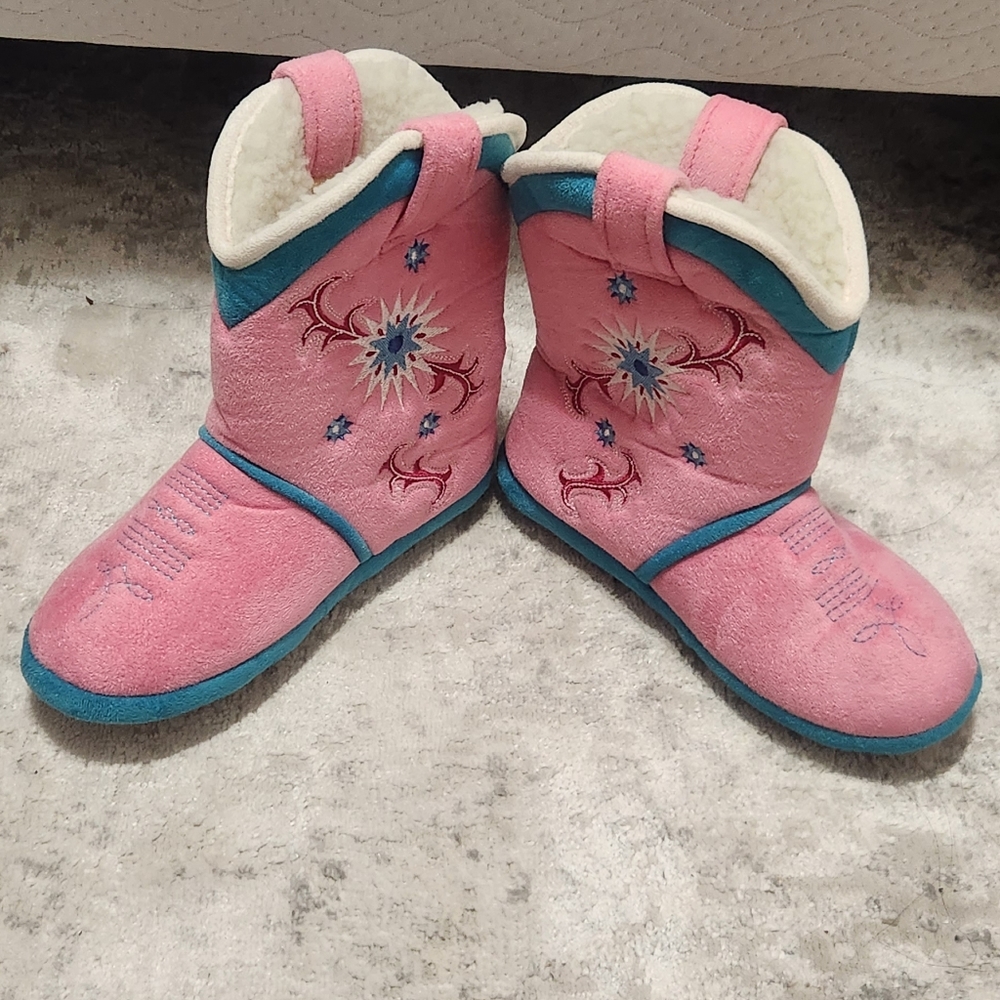 Girls slippers size 12-13 (s/m) Pink